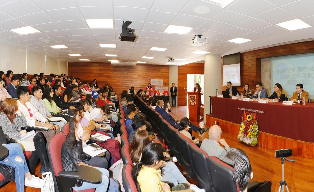 Realizó UATx panel internacional de comunicación política